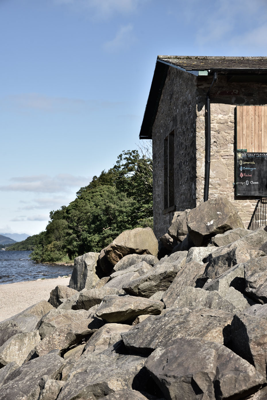 Sicher einer der schönsten Plätze (in Schottland) für ein Café! Direkt am Ufer des Loch Lomond. 