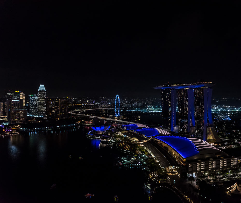 Blue View - die Aussicht im LeVel33 SG ist atemberaubend! Im 33sten Stockwerk kann man nicht nur auf die Stadt blicken sondern auch das selbstgebraute Craftbier trinken. Das LeVel33 SG ist die höchste Mikrobrauerei der Welt! 