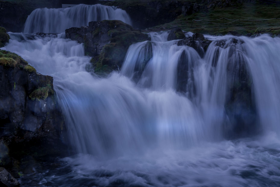 Kirkjufellfoss - gegenüber des bekannten Berges gibt es diesen kleinen aber feinen Wasserfall. Wäre das Wetter etwas besser gewesen könnte ich euch auch ein schönes Panorama mit beiden Naturschönheiten zeigen... So bleibt's beim Wasserfall. 