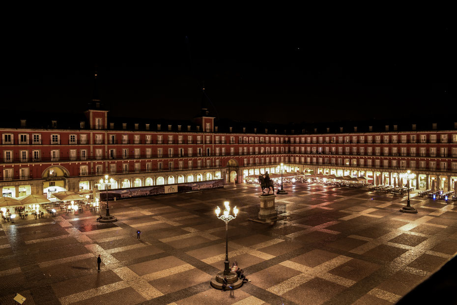 Same Same, but different - der Plaza Mayor später am Abend. Am lauen Frühlingstag im April waren die Cafés und Bars rund um den Platz noch gut besucht. So lässt es sich aushalten! 