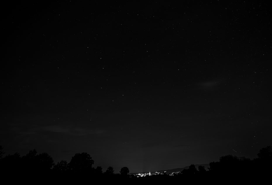 Neowise black/white - unter dem großen Wagen ist der Kometenschweif dann doch noch zu sehen. Viel Spaß beim suchen ;-) [23-07-2020]