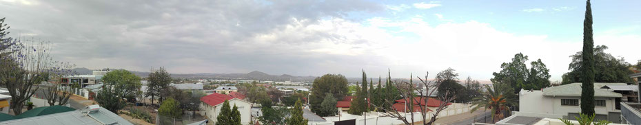 Erster Blick auf Windhoek von Sigis Terasse. Er wohnt in Klein Windhoek, der Reichengegend...