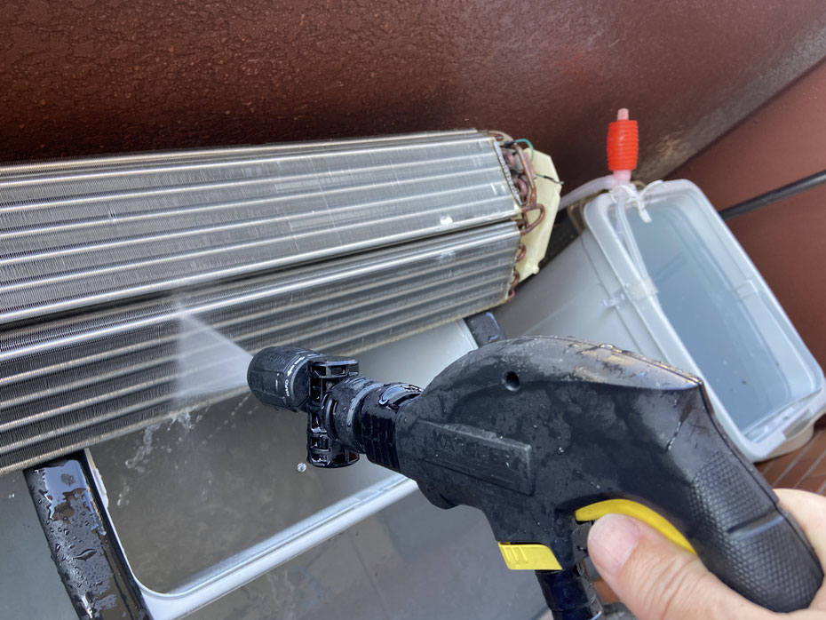 熱交換機も汚れが出なくなるまで高圧洗浄!