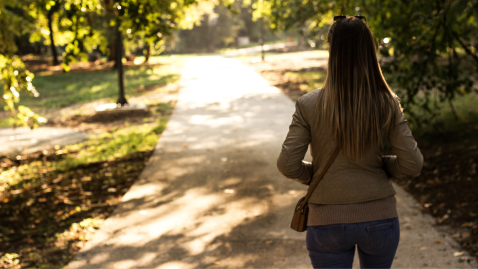 Frau gewinnt beim Spaziergang eine tiefe Erkenntnis zum Thema Schuld