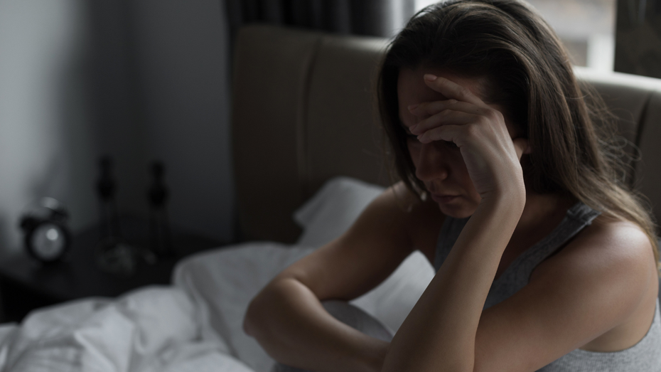 Frau fühlst sich verloren und überfordert im Alltag.