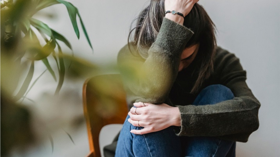 Eine Frau ist verzweifelt, weil sie im Arbeitsalltag nicht mehr mithalten kann und immer mehr von Ängsten geplagt wird.