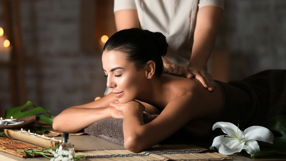 Frau genießt Massage