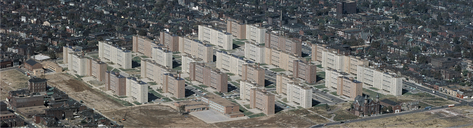 Panorámica del Conjunto Habitacional Pruitt-Igoe, nótese el contraste de densidad con las viviendas circundantes de menor altura