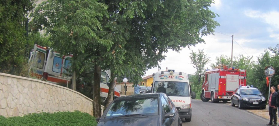 Anagni. Le ambulanze e le auto dei carabinieri sul luogo dell'incidente oggi pomeriggio in località Valle paradiso