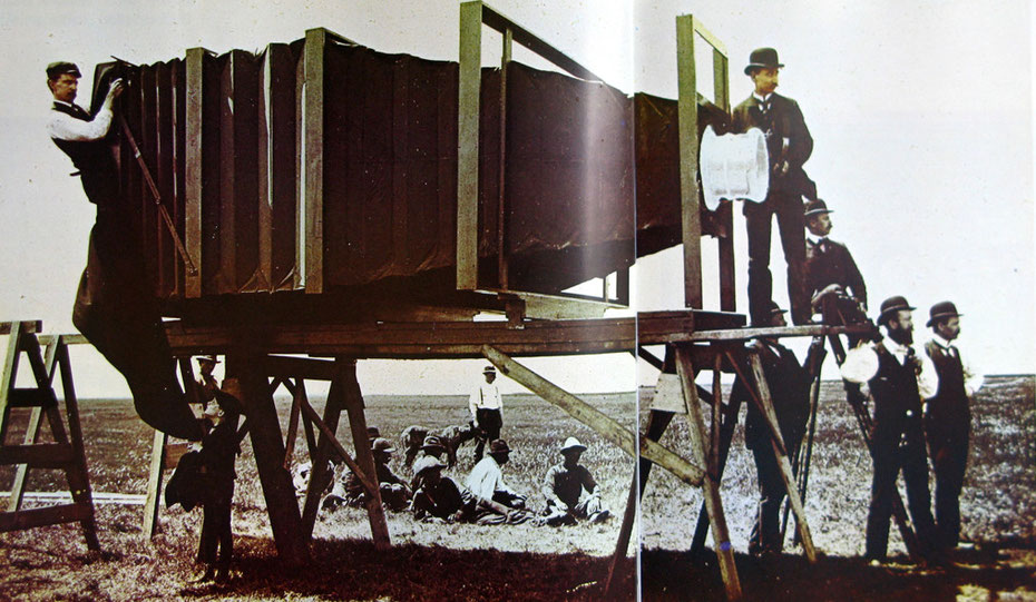 diese Kamera wog 625 Kilogramm, wenn sie mit einer 225 Kilogramm schweren Glasplatte geladen war und wurde von 15 Männern bedient... (c) Time Life 1971- Life die Photographie - "Die Kamera"