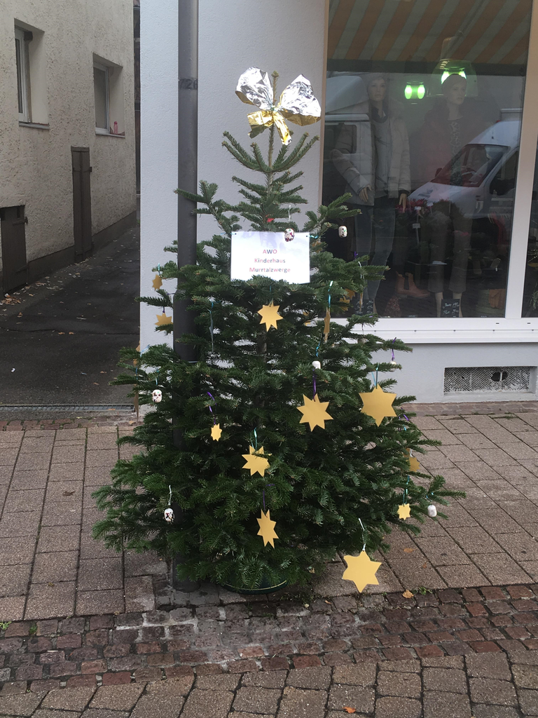 Weihnachtsbaum schmücken - Kinderbetreuung, Kindergarten, Kinderkrippe