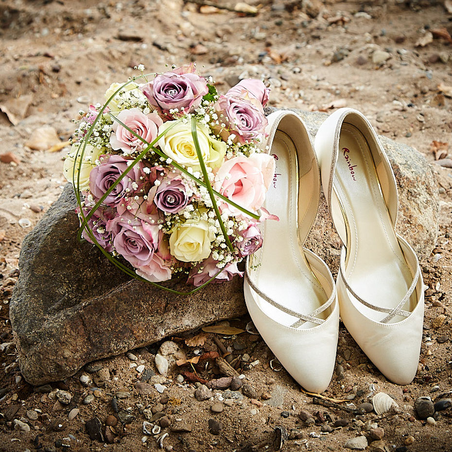 Stilleben Brautschuhe und Brautstrauß 