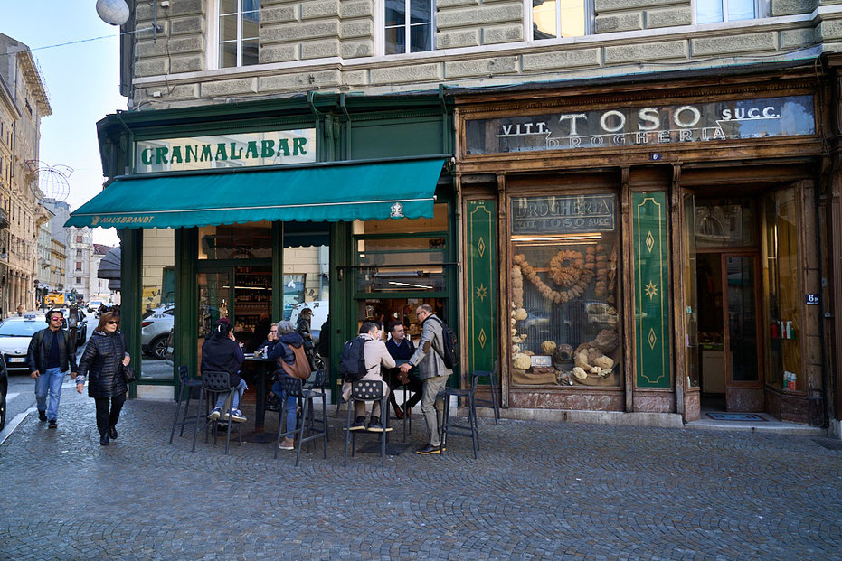 Italien: Morgens einen Kaffee in der Bar.