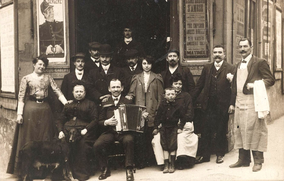 Accordéoniste non identifié devant une brasserie parisienne du 9e arrondissement, 1910 (coll. Bibliothèques de Paris)