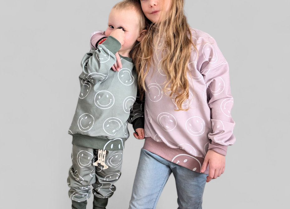 Kinder in Smiley-Pullovern und Smiley-Hosen - Unique Frühlings Kollektion | Scherzinger-Baby