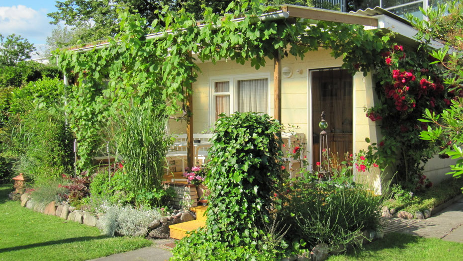 Renovierte Gartenlaube mit Freisitz