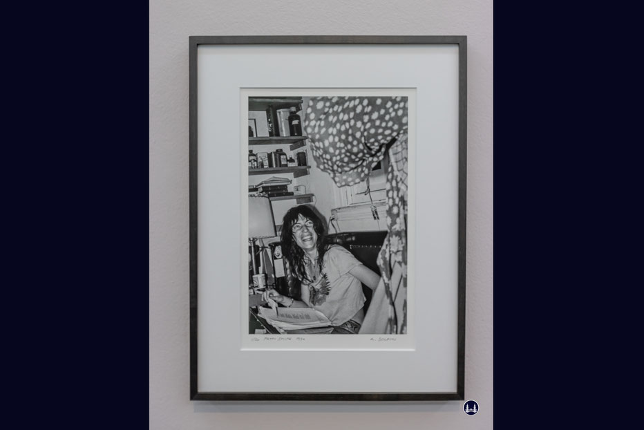 Albert Scopin: Patti Smith in ihrem Zimmer im Hotel Chelsea. Ausstellung in der Berliner Galerie FeldbuschWiesnerRudolph. Foto: Lutz Röhrig 2026
