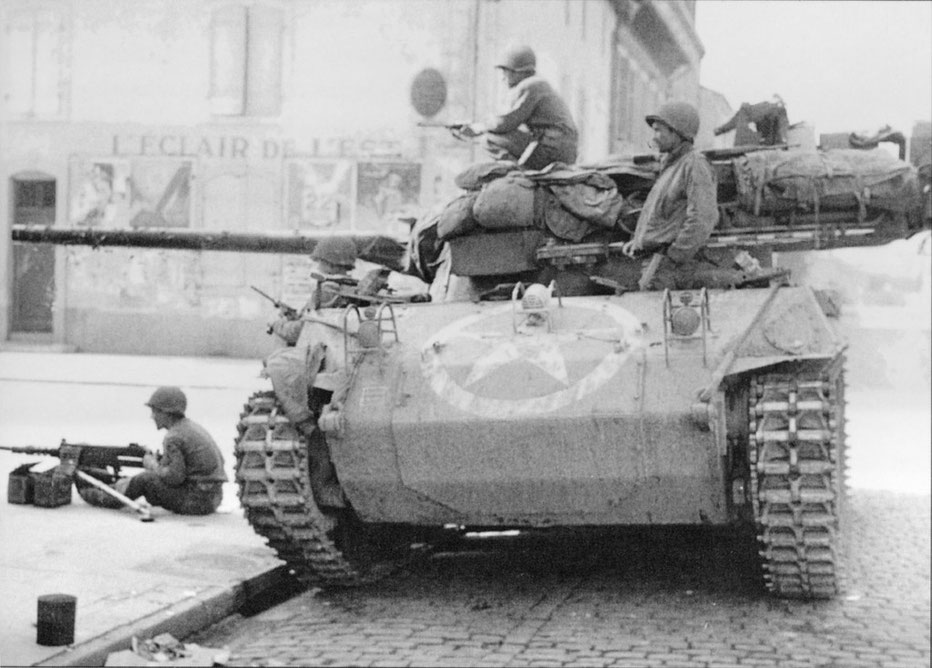 Ce Hellcat est en appui dans un village Lorrain, la mitrailleuse est démontée et postée à coté du char
