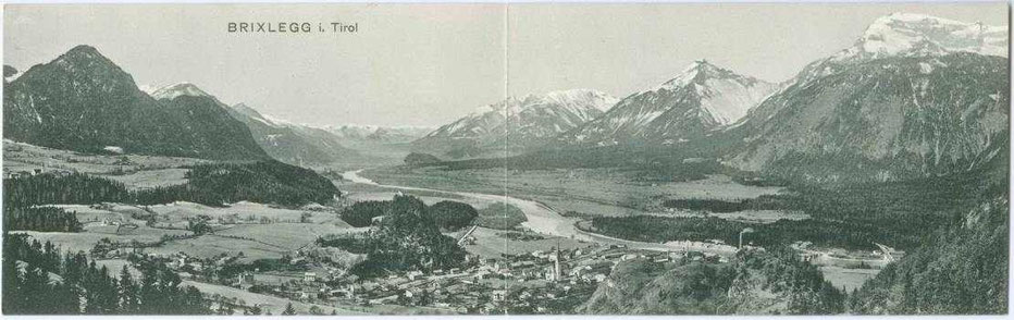Brixlegg am Inn) von Osten mit Rofan in den Brandenberger Alpen (rechts. Klappkarte 9 x 28 cm (geschlossen 9 x 14 cm); Impressum: Barth(olomäus). Sommeregger, Brixlegg um 1910.  Inv.-Nr. vu914ld00104