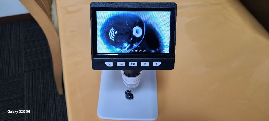 フエキ補聴器専門店では補聴器のつまり・汚れなど細部まで電子顕微鏡で確認しています