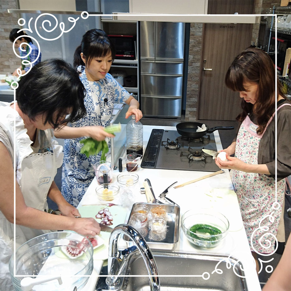 終始、質問が飛び交い、笑いのある楽しいレッスンでしたが、包丁を使う時はみなさん真剣です。