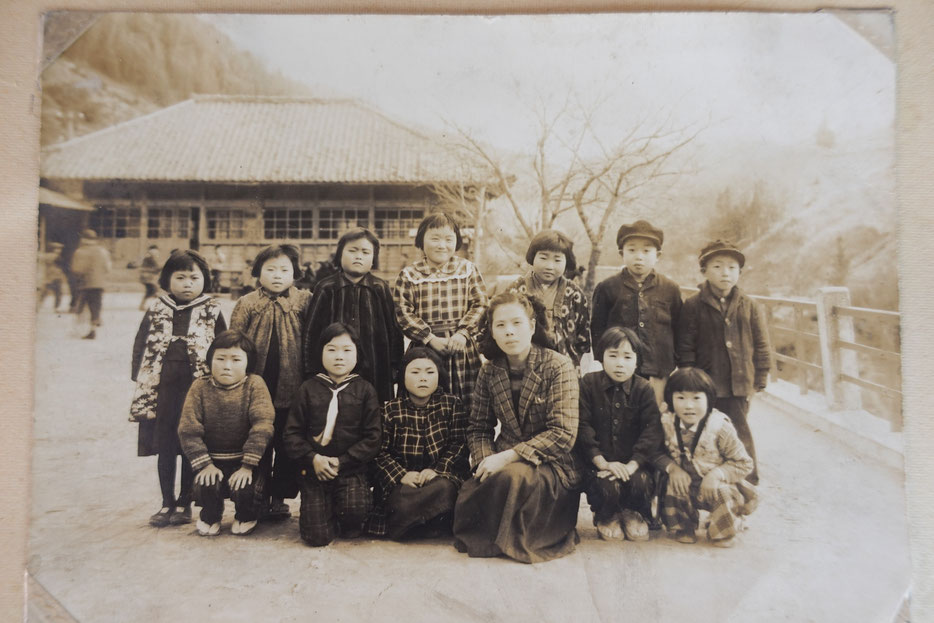 小学校低学年の頃の絹恵さん（一列目向かって左端）