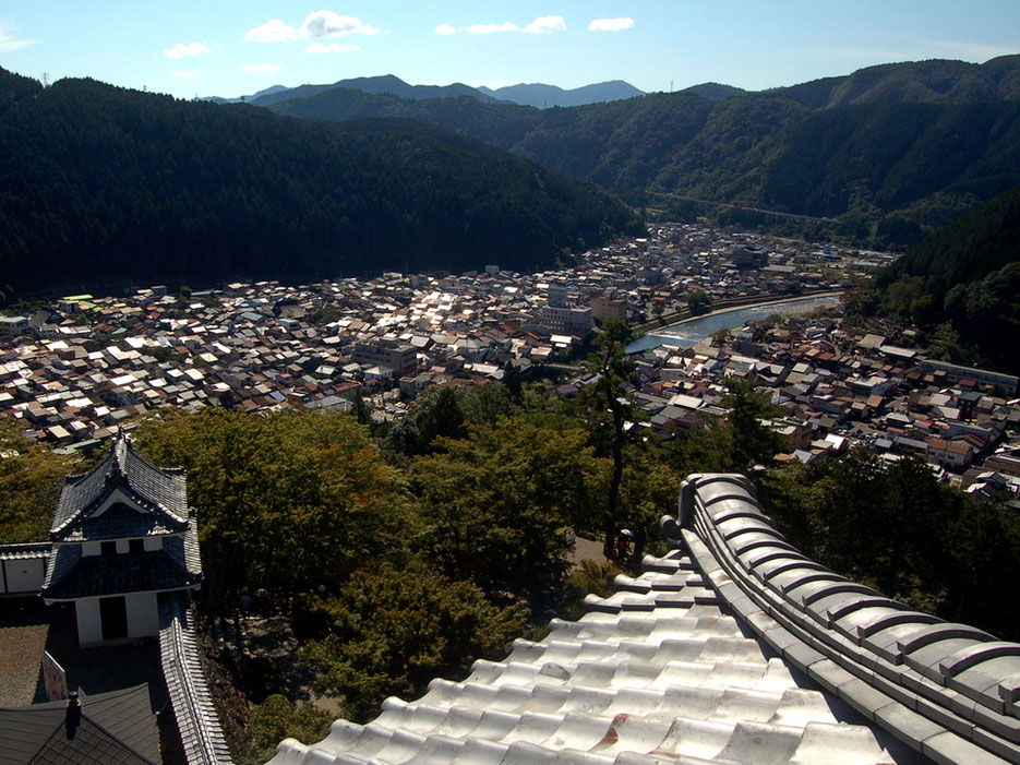 日本最古の木造再建城である郡上八幡城から。町の中心を流れるのが吉田川