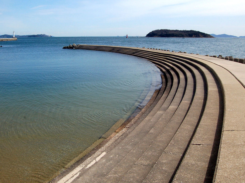 海に浮かぶ梶島を眺めながらお気に入りの突堤でまったり。恵比寿海水浴場で