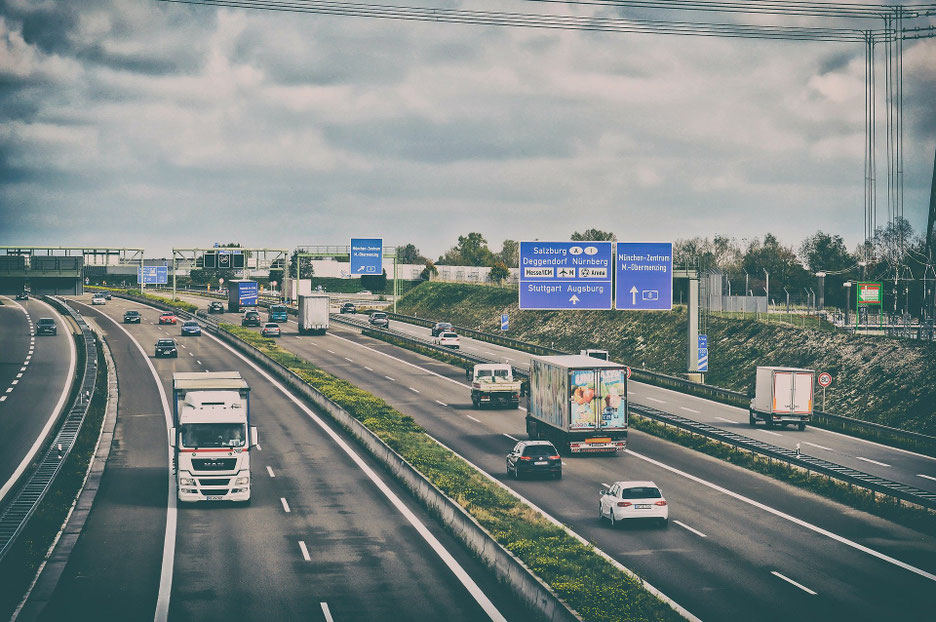 Energy-efficient LED variable message signs equipped with solar energy systems enable road users to receive current traffic information on highways and all other roads.
