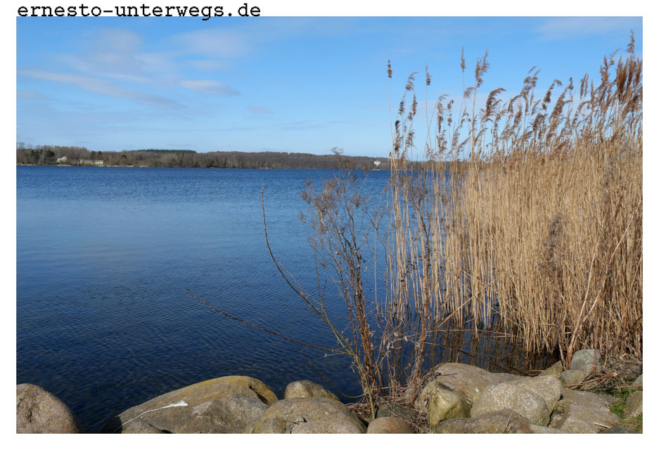 Zoome mal rein ins Foto, schaue ganz genau auf das große weiße Gebäude neben dem Schilf und vergleiche es mit dem Foto vom Link weiter oben im Text. 