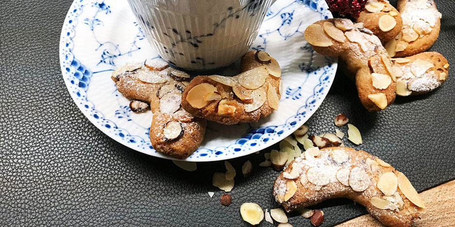 Kerstins Keto, Kipferl Variante mit Orangenabrieb und Walnüssen oder mit Mandeln, glutenfrei, zuckerfrei
