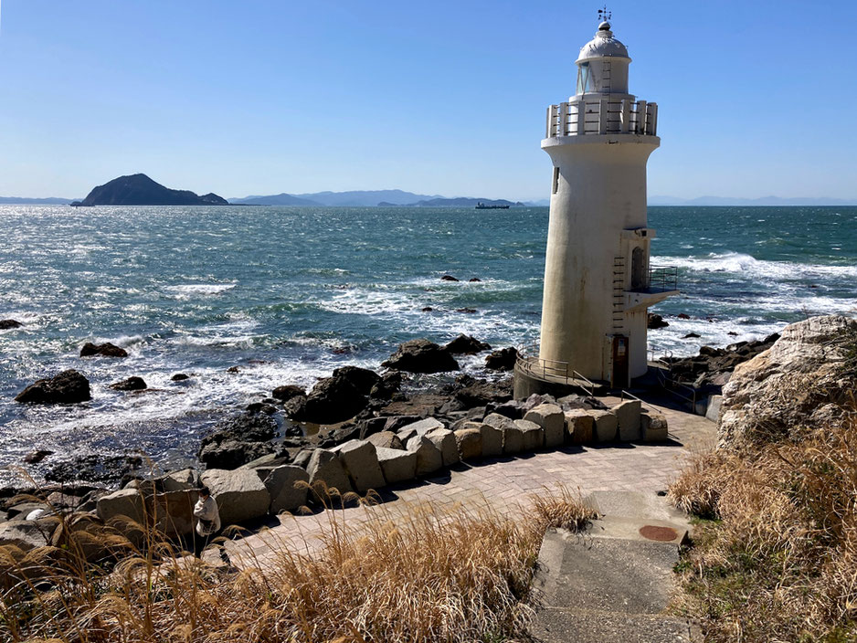 伊良湖岬のシンボル、伊良湖岬灯台。海に浮かぶのは三重県鳥羽市の神島
