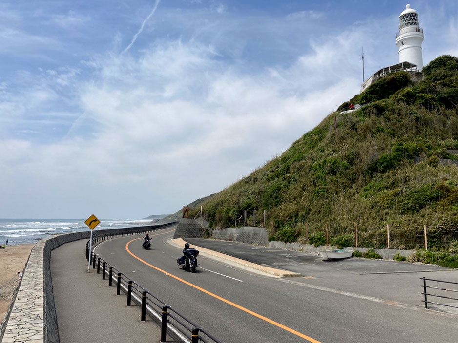 御前崎灯台のすぐ下をはしる御前崎サンロード。南は全て太平洋の大海原