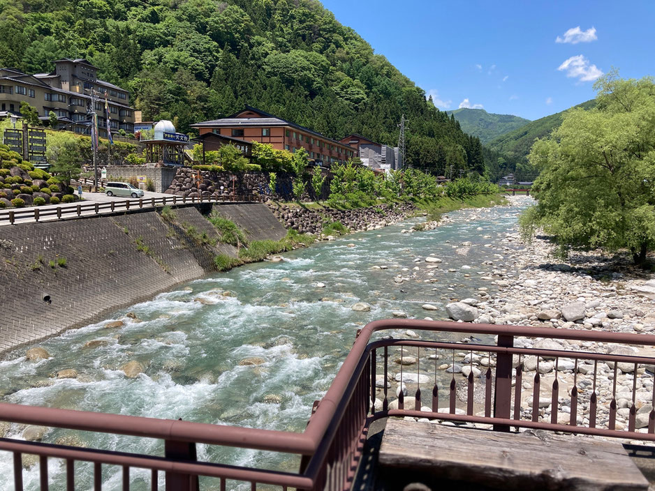 阿知川に沿って昼神温泉郷の旅館が続く。恩出橋(おんだしばし)からの眺め