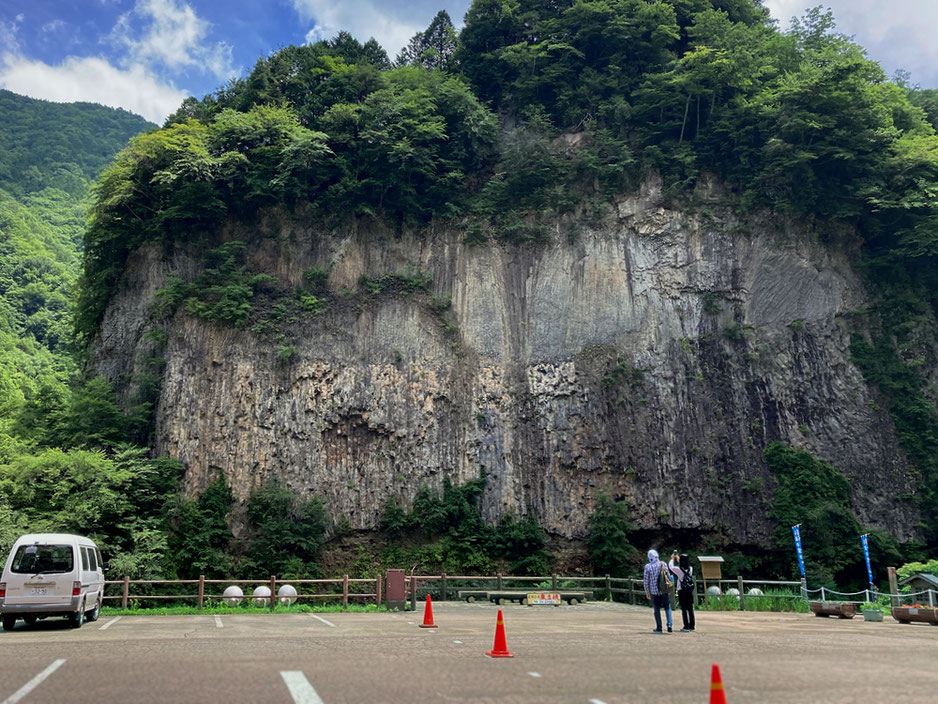がんだて公園駐車場から見る巌立。ここから滝見遊歩道に降りていける
