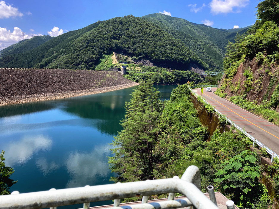 岩屋ダム展示館の屋上から岩屋ダムとダム湖、そして湖畔道路をみる
