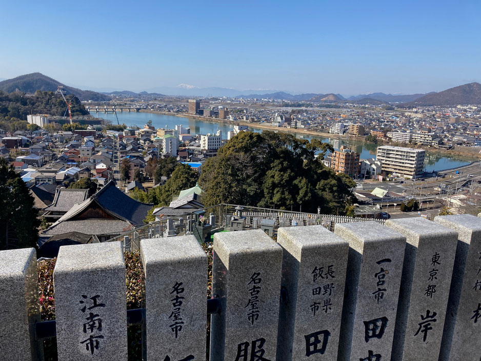 新生大仏の傍で見る犬山城や木曽川の風景。遠くには雪を冠った伊吹山も・・・