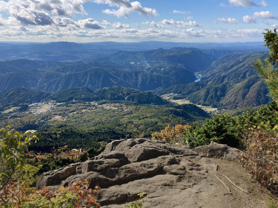 これは山腹の大岩展望台からの眺め。物見岩からの絶景は現地でお楽しみを