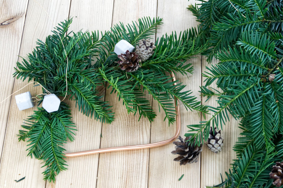 DIY Winter Wreath With Evergreens, Pine Cones And Concrete Hexagon Ornaments By PASiNGA Decoration Ideas