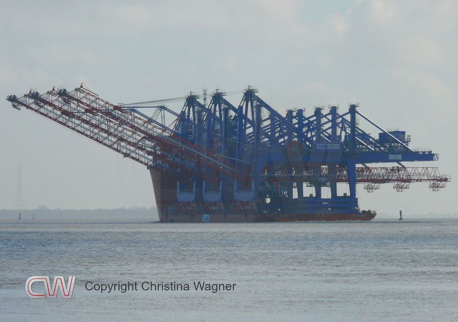 ZHONG REN 122 liefert neue Liebherr Containerbrücken für HHLA Terminal Altenwerder.