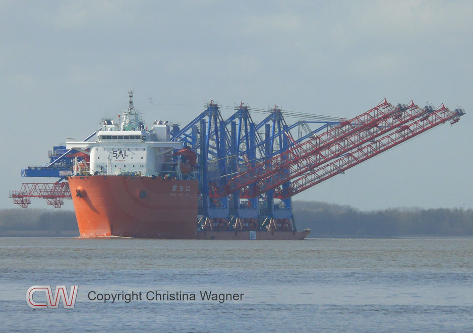 ZHONG REN 122, Halbtaucher Heavy Deck carrier der SAL mit Containerbrücken für die HHLA