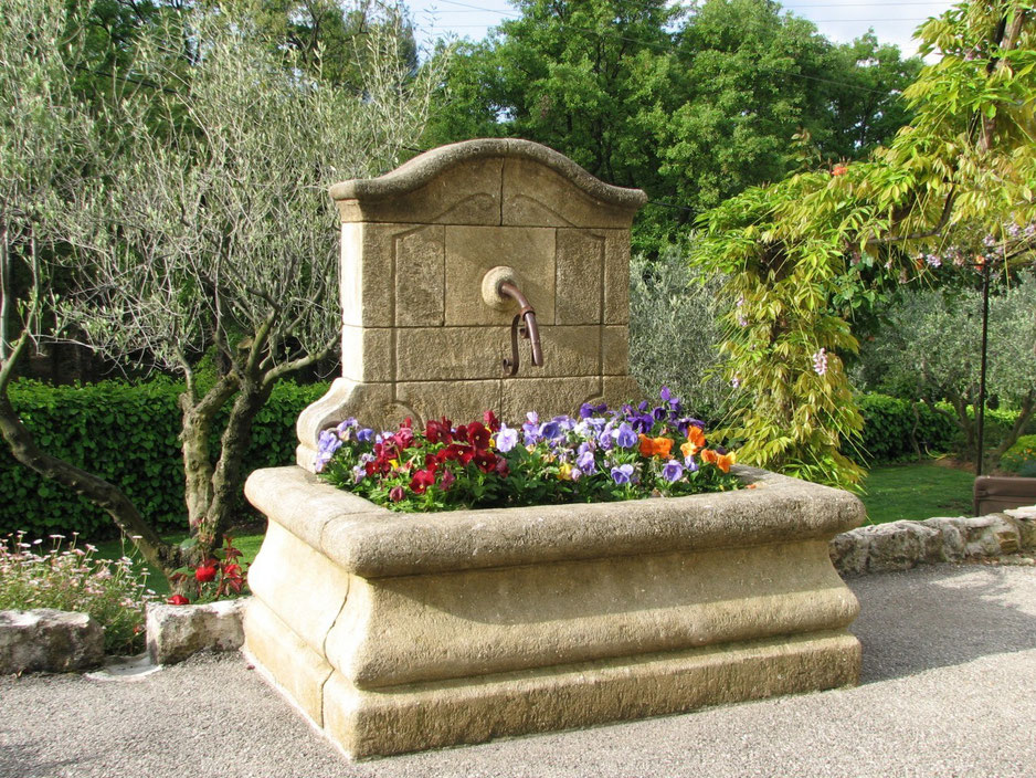 Französische Wand Brunnen NIMES, gealtert und handgefertigt aus Naturstein