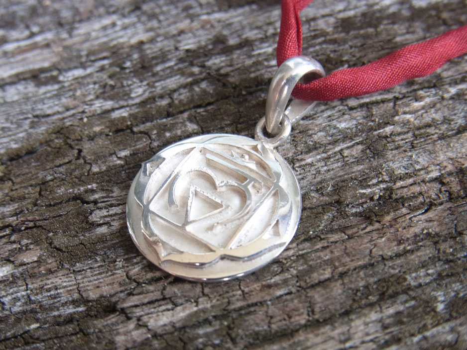 SUMAJU Kette mit Wurzelchakra Symbol Anhänger aus Silber
