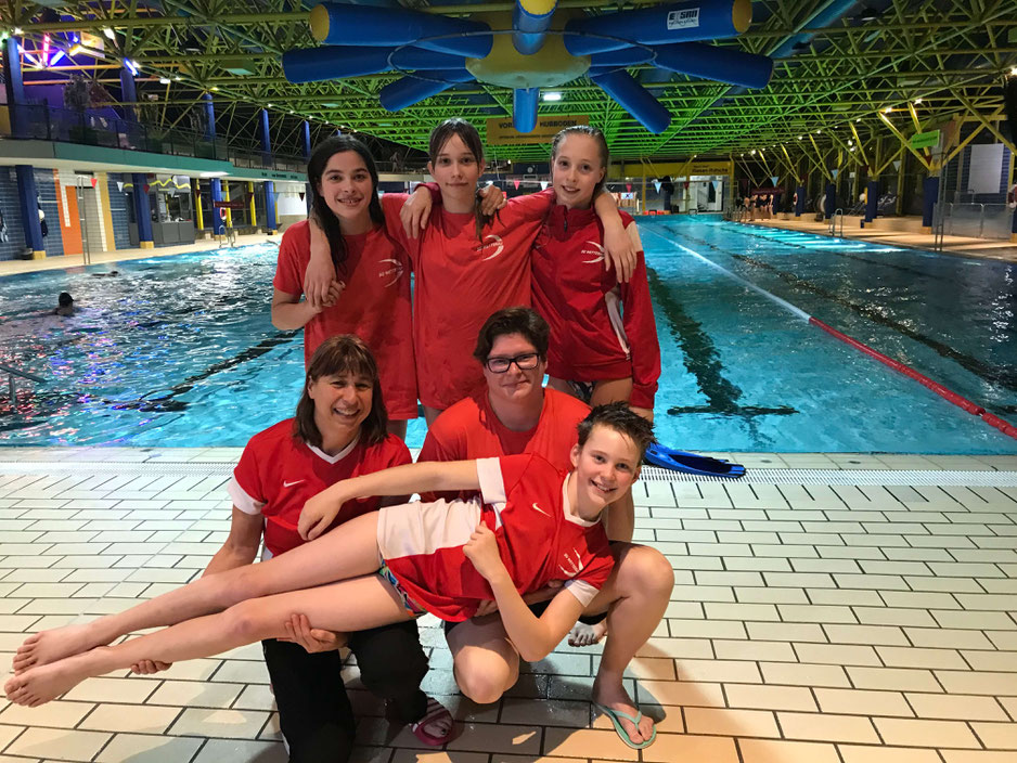Bild: Ramona Kerkhoff (Nele Hoffmann, Anna Schubert, Salome Schultheis (stehend) Kerstin Uhlig und Ramona Kerkhoff mit Luis Cimiotti (es fehlt Ralph Wagner)