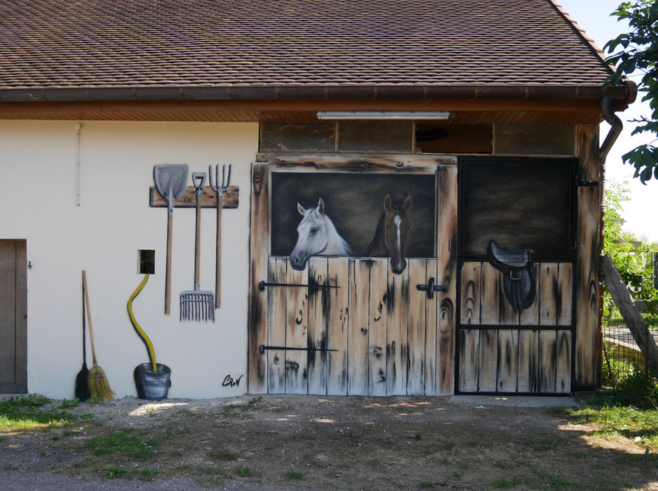 Photo d'une peinture en trompe l'oeil (chevaux, écurie) à Pothières, Coron Thibaud