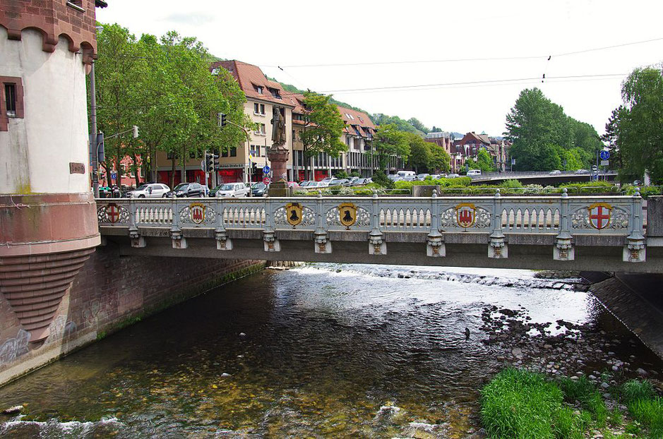 Gusseisernes Geländer mit den eingelassenen Wappen heute. Bild: Wikipedia, Fotograf: joergens