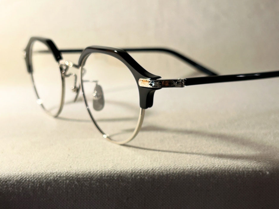 EZ-052 col.Black/Silver 41,800yen(tax included)