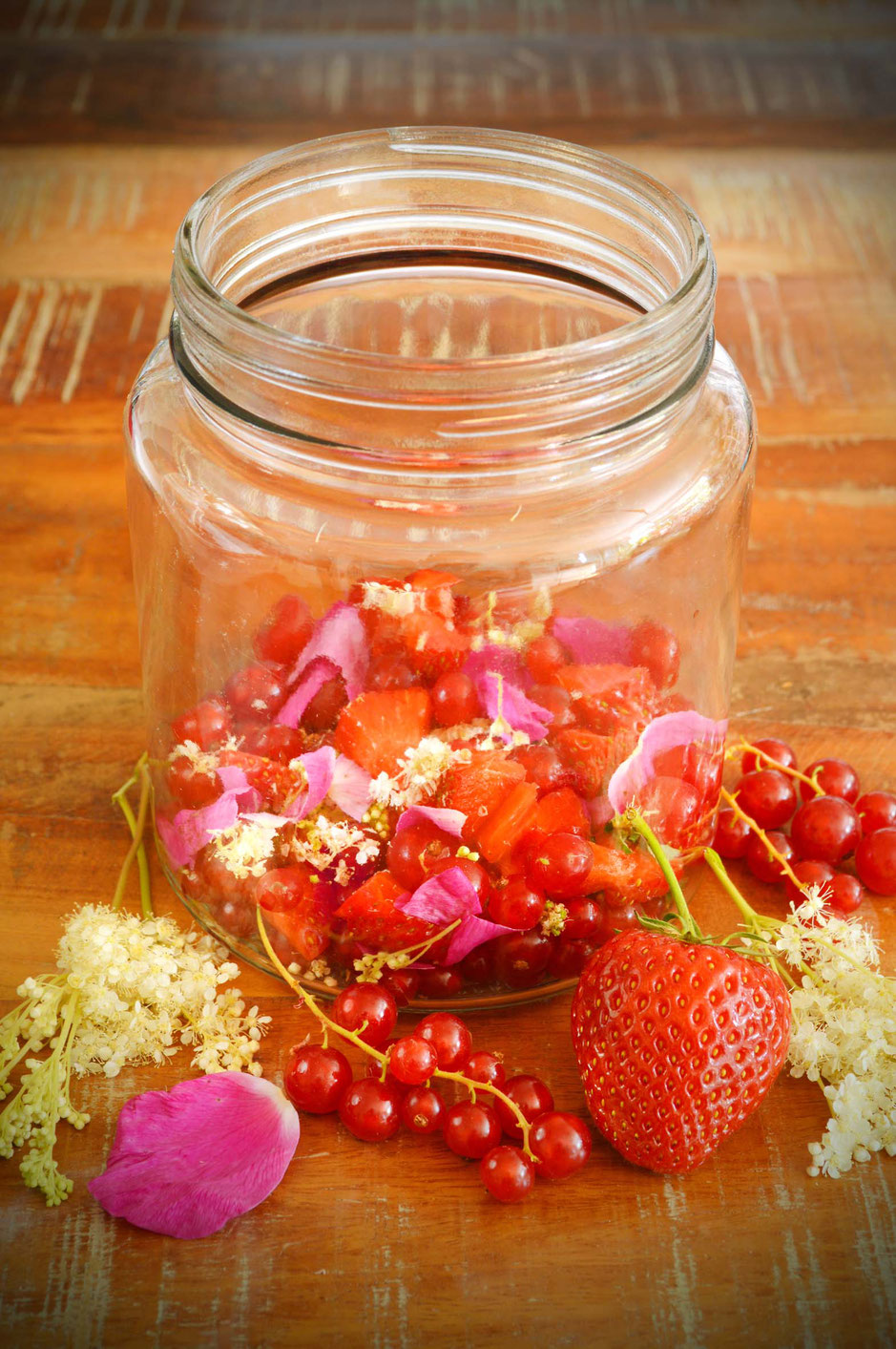 Beeren, Oxymel, Sauerhonig, Shrub, Honig, Essig, Apfelessig, Mädesüß, Rose, Rosenblätter, Erdbeeren, Johannisbeeren, rote Johannisbeeren, gesund, Sommer, Mineralien, Vitalstoffe