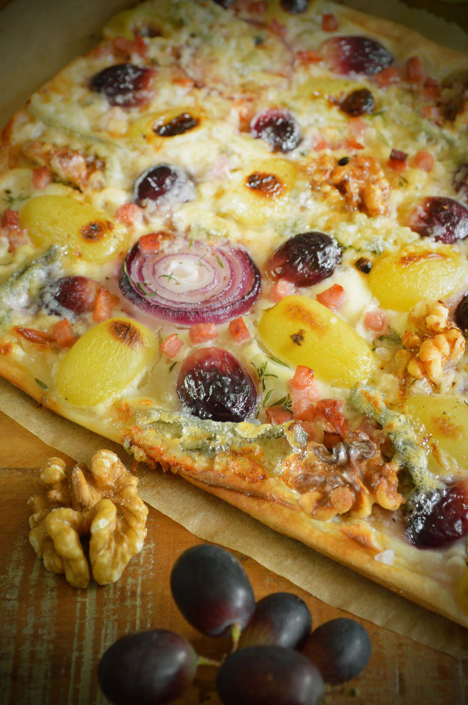 Flammkuchen, selbermachen, diy, Herbst, Weintrauben, Trauben, Thymian, Gorgonzola, Walnüsse, Backofen, Flammkuchenteig, Creme fraiche, Schmand, Flammkuchenbelag,