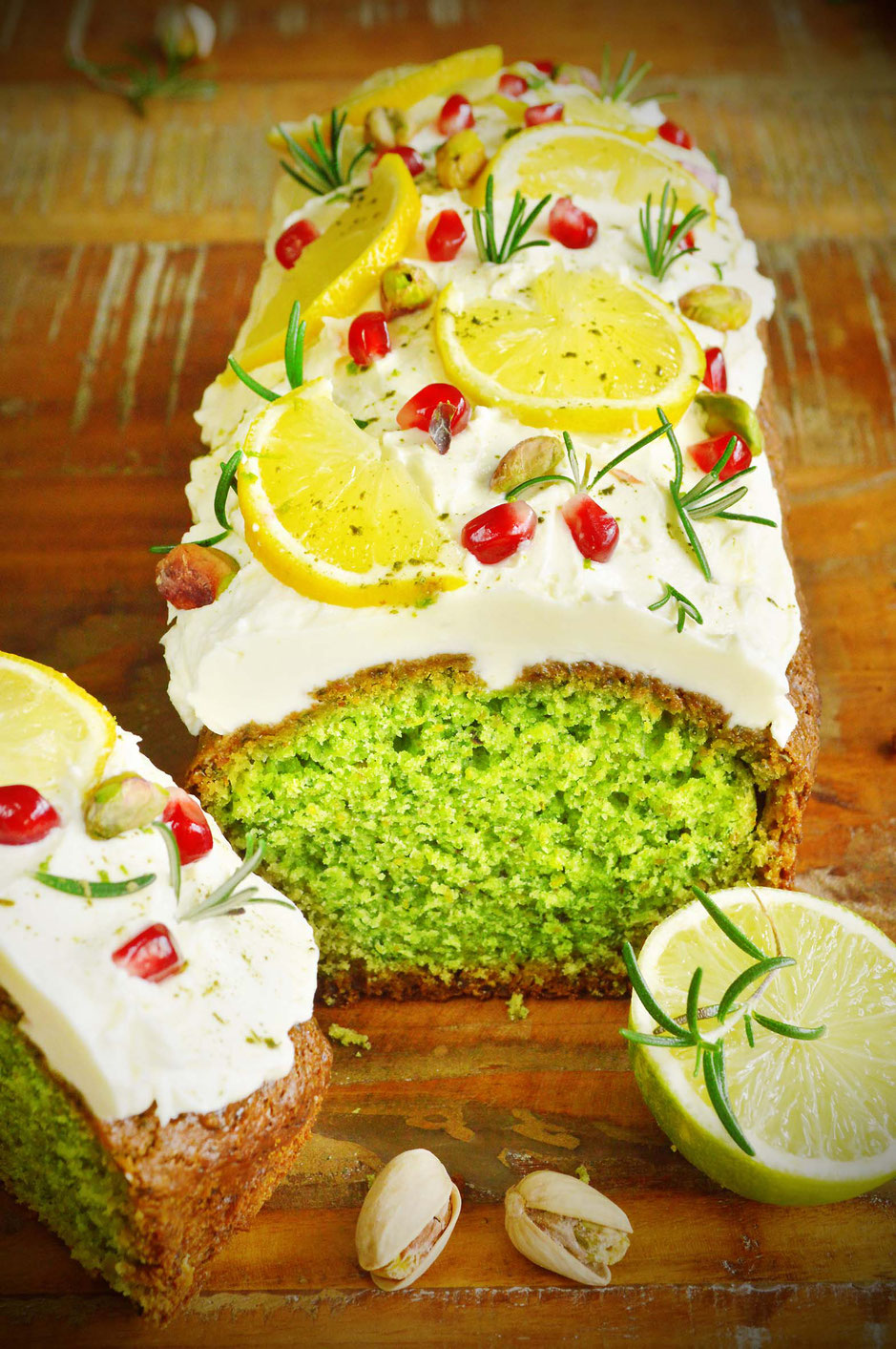 Kuchen, Kuchen backen, grüner Kuchen, Zitronenkuchen, Zitronen-Rosmarin-Kuchen, Pistazien, Spinat, Frühling, Frischkäse-Topping, Matcha, Rührkuchen, Kastenform, 